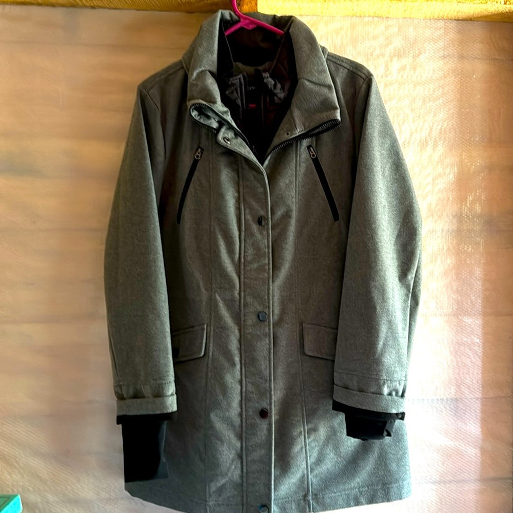 Grey 3/4 length jacket. Outside full zip, snap closure, inside liner half zip.